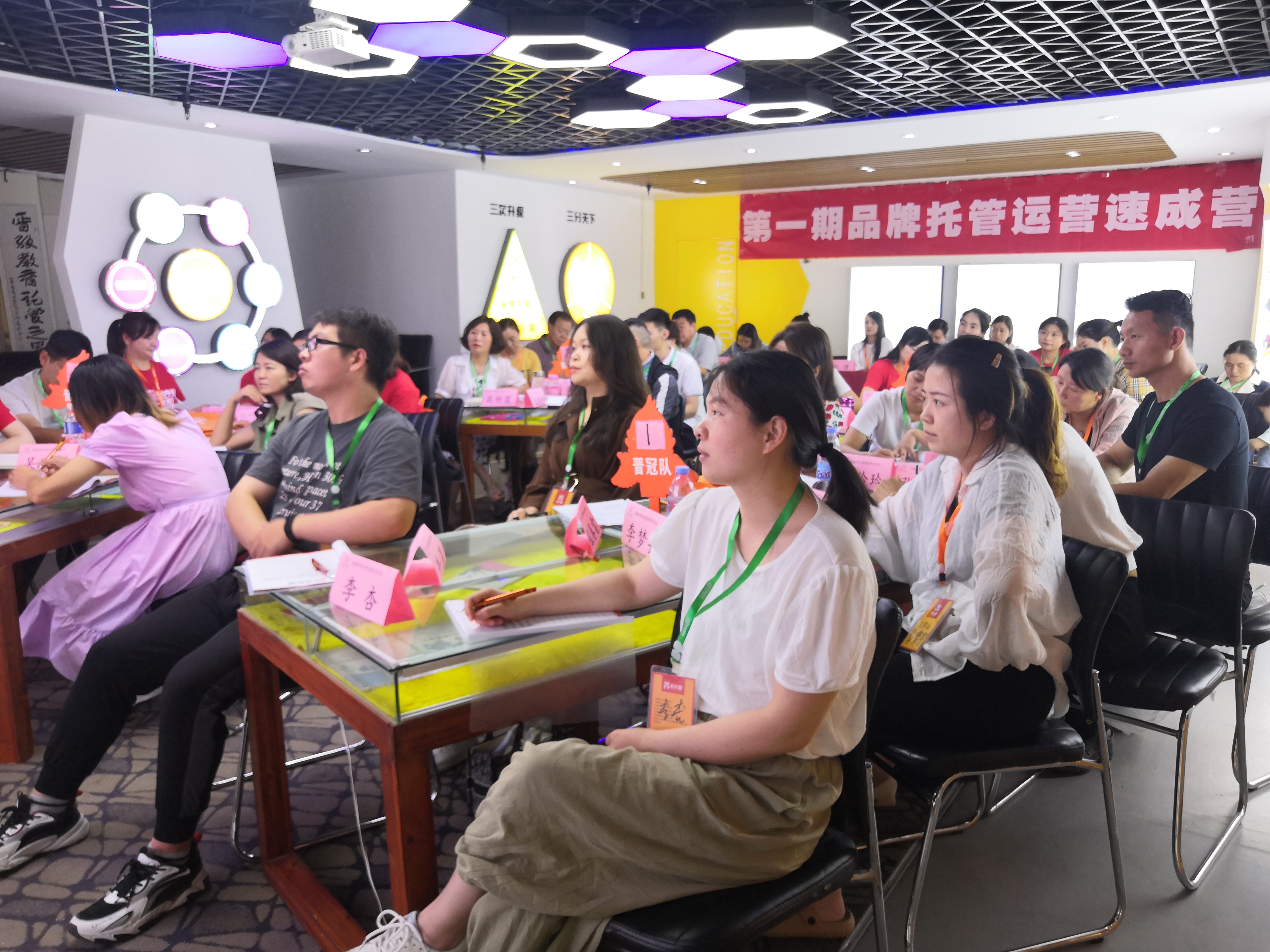 孩子自卑还是自信，取决于父母在这4件事上的态度