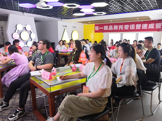 托管班加盟店和直营中心有区别吗