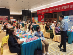 你还在死磕托管？醒醒，隔壁银发市场已经杀疯了！