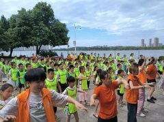 暑假过半，你的孩子还在“困”在家里吗？